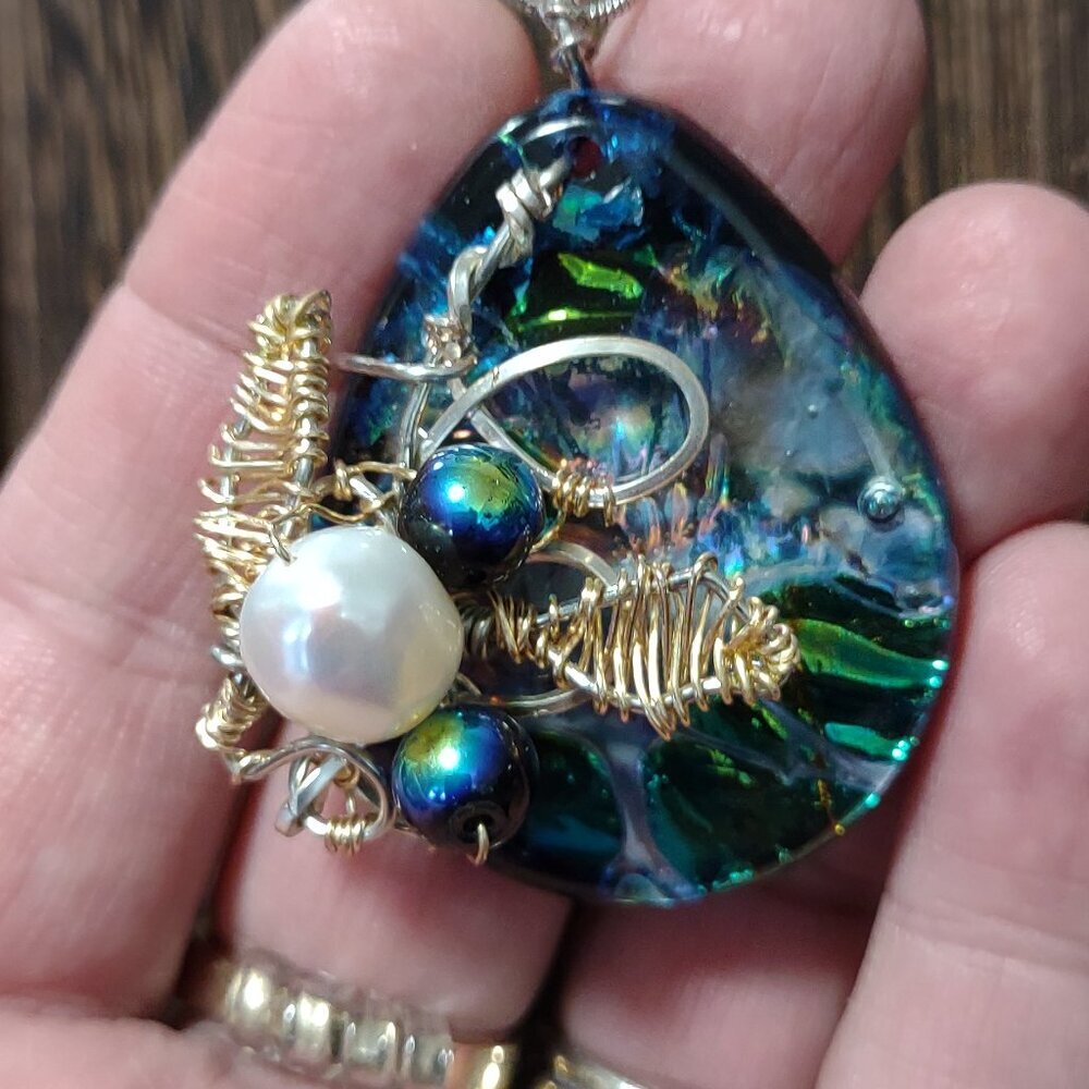 Pendant Resin abalone  925 wire and freshwater pearl.